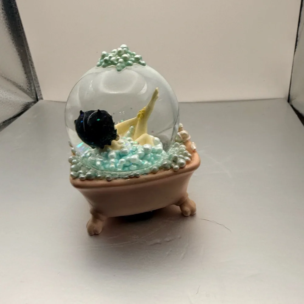 Betty Boop Bubble Bath Snowglobe - Picture 3 of 6